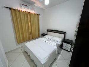 Ένα ή περισσότερα κρεβάτια σε δωμάτιο στο MELHOR ESCOLHA - 2 Quartos com AR CONDICIONADOS SPLIT, Air Fryer, Wi-Fi, Disney Plus, Star Plus, HBO Max, Cadeiras de Praia, Caixa Térmica - 7 pessoas - Localização Nobre - CONFORTO Máximo! +11 φωτογραφίες