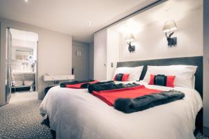 Rúm í herbergi á Hôtel Le White - Le 42 Restaurant