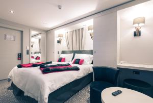 Rúm í herbergi á Hôtel Le White - Le 42 Restaurant