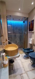 y baño con bañera grande y ducha acristalada. en Trame Dimora Rachele, en Polignano a Mare 84 fotos más