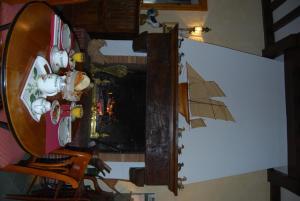 a table with a mirror and a boat on it at Hostellerie de la Motte jean in Saint-Coulomb