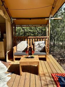 Un balcón o terraza en Reserve all 5 tents for the price of 4 - 12 Fires Winery