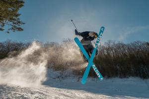 Eine Person auf Skiern, die einen Trick im Schnee vorführt. in der Unterkunft Camelback Resort in Tannersville + 37 Fotos