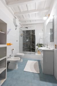 ein weißes Badezimmer mit zwei Waschbecken und einer Toilette in der Unterkunft Perduta a Rome in Rom