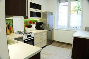 a kitchen with a stove and a refrigerator at Apartament Centrum Rynek in Bolesławiec