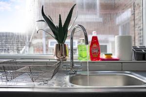 Kuchyň nebo kuchyňský kout v ubytování Comfortable 2BR Home 10 Min to Durham Cathedral + 24 fotografií