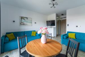 Telewizja i/lub zestaw kina domowego w obiekcie Perfekt Apartments 5 Mórz Sianożęty