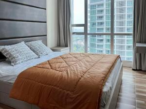Ένα ή περισσότερα κρεβάτια σε δωμάτιο στο Luxury 3BR Kemang Village Residence with Netflix, WiFi, Pool by 2ndHome +24 φωτογραφίες