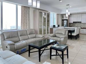 Χώρος καθιστικού στο Luxury 3BR Kemang Village Residence with Netflix, WiFi, Pool by 2ndHome