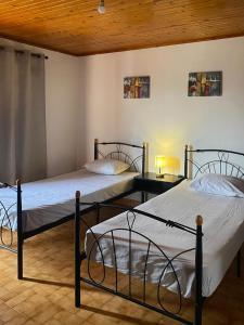 Postel nebo postele na pokoji v ubytování Muralha Rooms
