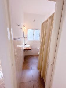 a bathroom with a sink and a toilet and a window at Amplio monoambiente en Microcentro in Buenos Aires