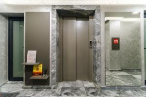 einen Flur mit zwei Aufzügen in einem Gebäude in der Unterkunft LDV 13 1-Bedroom Apartments Free private parking in Plowdiw + 48 Fotos