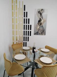 una sala da pranzo con tavolo e sedie in vetro di Central Lux 2 camere-parcare gratuita, check-in cifru a Piteşti