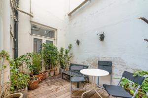 a patio with a table and chairs and plants at Paddington Apartment By Morethanstays in London