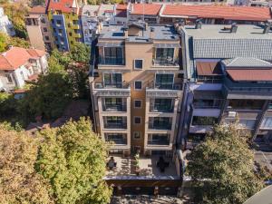 eine Draufsicht auf ein Gebäude in einer Stadt in der Unterkunft LDV 13 1-Bedroom Apartments Free private parking in Plowdiw