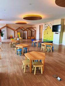 a classroom with tables and ping pong tables at Amplio Departamento en el edificio ONE , Frente a La Carolina in Quito