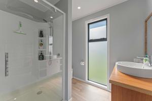 Ένα μπάνιο στο Lush Escape - Lake Taupo Holiday Home +17 φωτογραφίες