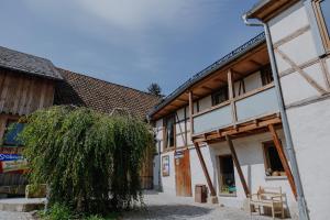an old building with a tree in front of it at Ferienwohnung Linda in Ilmenau