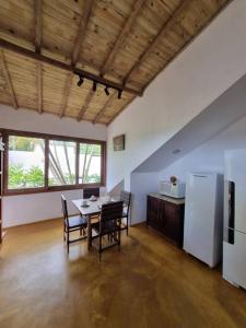 een keuken met een tafel en stoelen in een kamer bij Casa Uzêda Trancoso in Porto Seguro