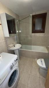 Bilik mandi di Apartamento El roble +17 gambar