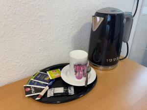 Příslušenství pro přípravu čaje a kávy v ubytování Hotel Hildesheimer Hof