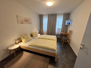 Postel nebo postele na pokoji v ubytování Hotel Hildesheimer Hof