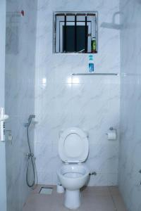 モンバサにある2 bedrooms Lacasa apartment Nyaliのトイレと窓のある白いバスルーム