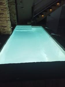a pool of water in a dark room at Ala Pa cá in Miajadas