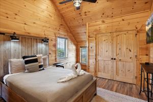 Ένα ή περισσότερα κρεβάτια σε δωμάτιο στο Private Pool Hot Tub Air Hockey Mountain Views Large Patio - Brynwood Station +35 φωτογραφίες
