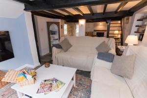a living room with a couch and a table at Honeystone Cottage Stanton near Broadway in Stanton