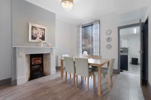 TV a/nebo společenská místnost v ubytování Family-Friendly 2BR Close to Durham City