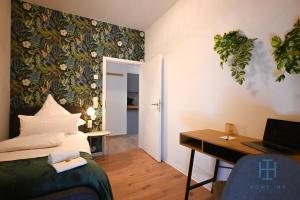 Postel nebo postele na pokoji v ubytování Home Inn Apartments - 301
