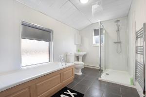 Koupelna v ubytování Family-Friendly 2BR Close to Durham City + 30 fotografií