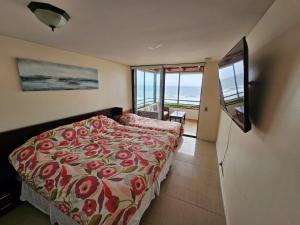 拉塞雷纳gran departamento para 11 personas en cuatro esquinas的一间带床的卧室，可欣赏海景