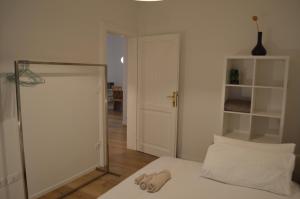 une chambre avec un lit avec une serviette dessus dans l'établissement Casa Mezzofanti, à Bologne