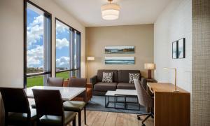 un soggiorno con un divano e un tavolo di The Kulshan Hotel a Sedro-Woolley