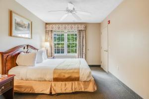 a bedroom with a bed and a window at The Willowbrook Golf Hotel At Split Rock in Lake Harmony