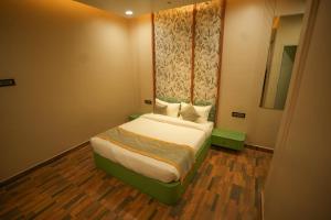 A bed or beds in a room at Dashrath Inn near Ramjanmbhoomi