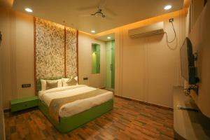 una habitación de hotel con una cama y un televisor en Dashrath Inn near Ramjanmbhoomi, en Ayodhya