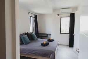 Un dormitorio con una cama con dos almohadas encima. en Villa Blenchi, en Willemstad