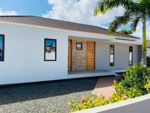 una representación de una pequeña casa blanca en Villa Blenchi, en Willemstad