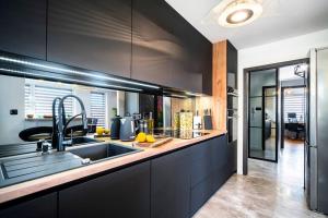 Η κουζίνα ή μικρή κουζίνα στο Luxury Apartment 88 m2, 3 bedrooms plus living room