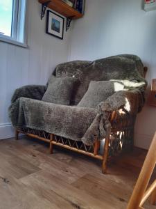 CarleenThe Shepherd Hut的上面有毯子的沙发