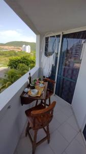 a table and chairs on a balcony with a view at Hermoso Apto Playero con Piscina in Cumaná