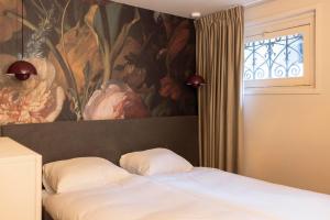 a bedroom with a painting on the wall and a bed at THE FRITZ Hotel Amsterdam in Amsterdam