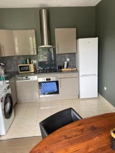 una cucina con fornelli e frigorifero di Appartement 2 chambre roubaix a Roubaix
