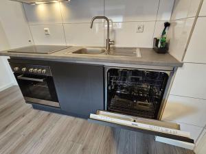 Kuchyň nebo kuchyňský kout v ubytování Mooi appartement aan de grens! Enschede 10km