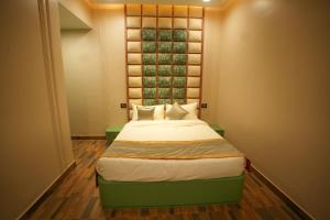 A bed or beds in a room at Dashrath Inn near Ramjanmbhoomi