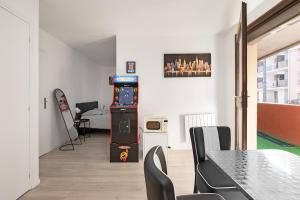 a dining room with a table and a video game at Gaming flat à Toulouse centre avec parking gratuit in Toulouse
