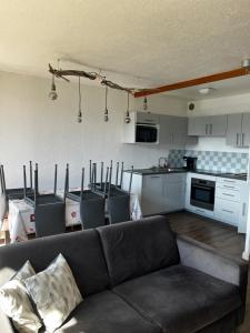 un salon avec un canapé et une cuisine dans l'établissement Orcières Merlette, à Orcières
